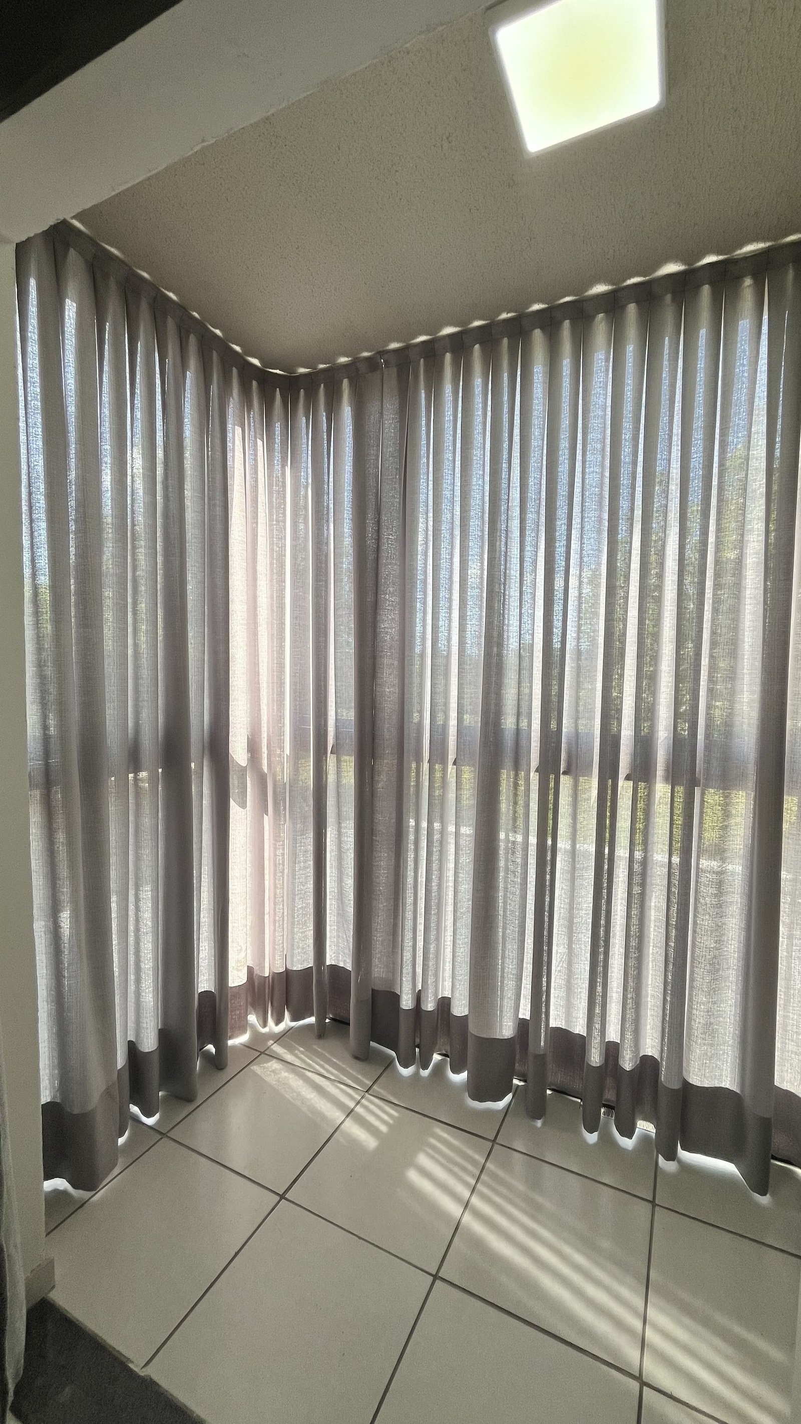 Cortina de tecido com trilho curvo